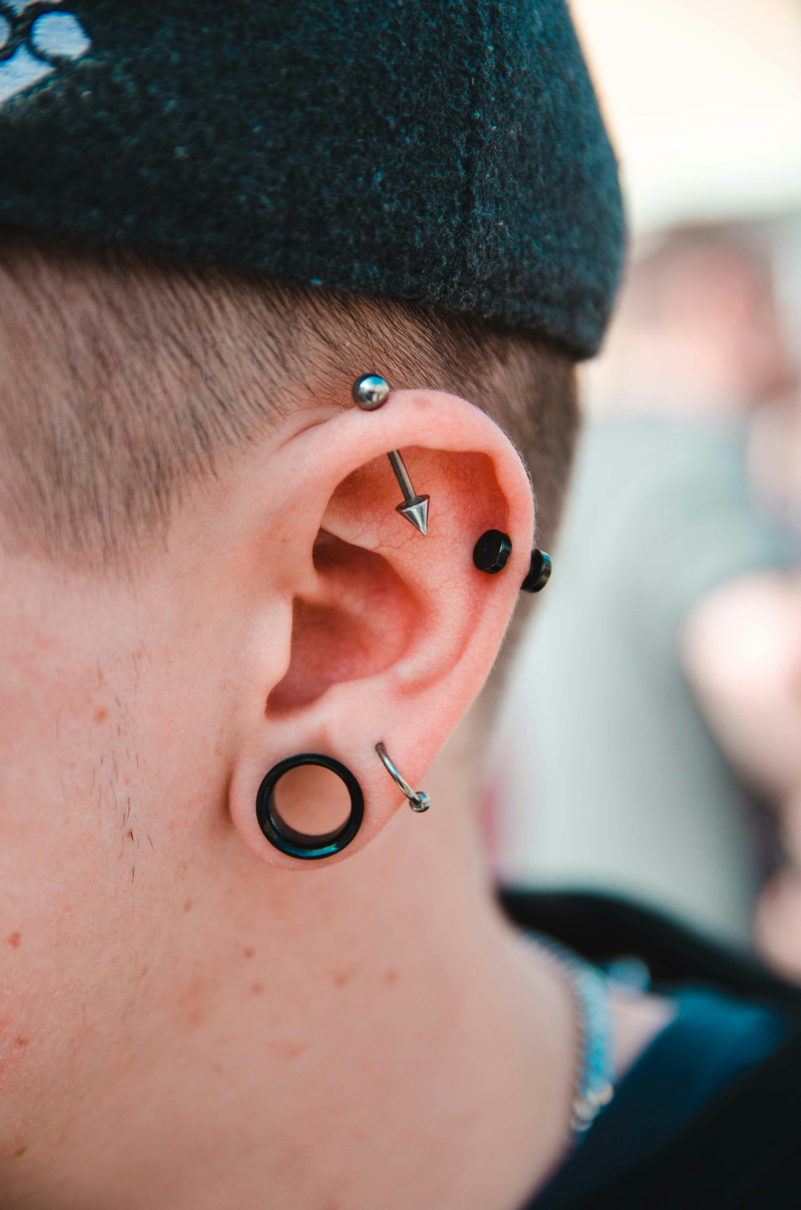 Collection de piercings d'oreilles proposés par notre studio à Lyon.