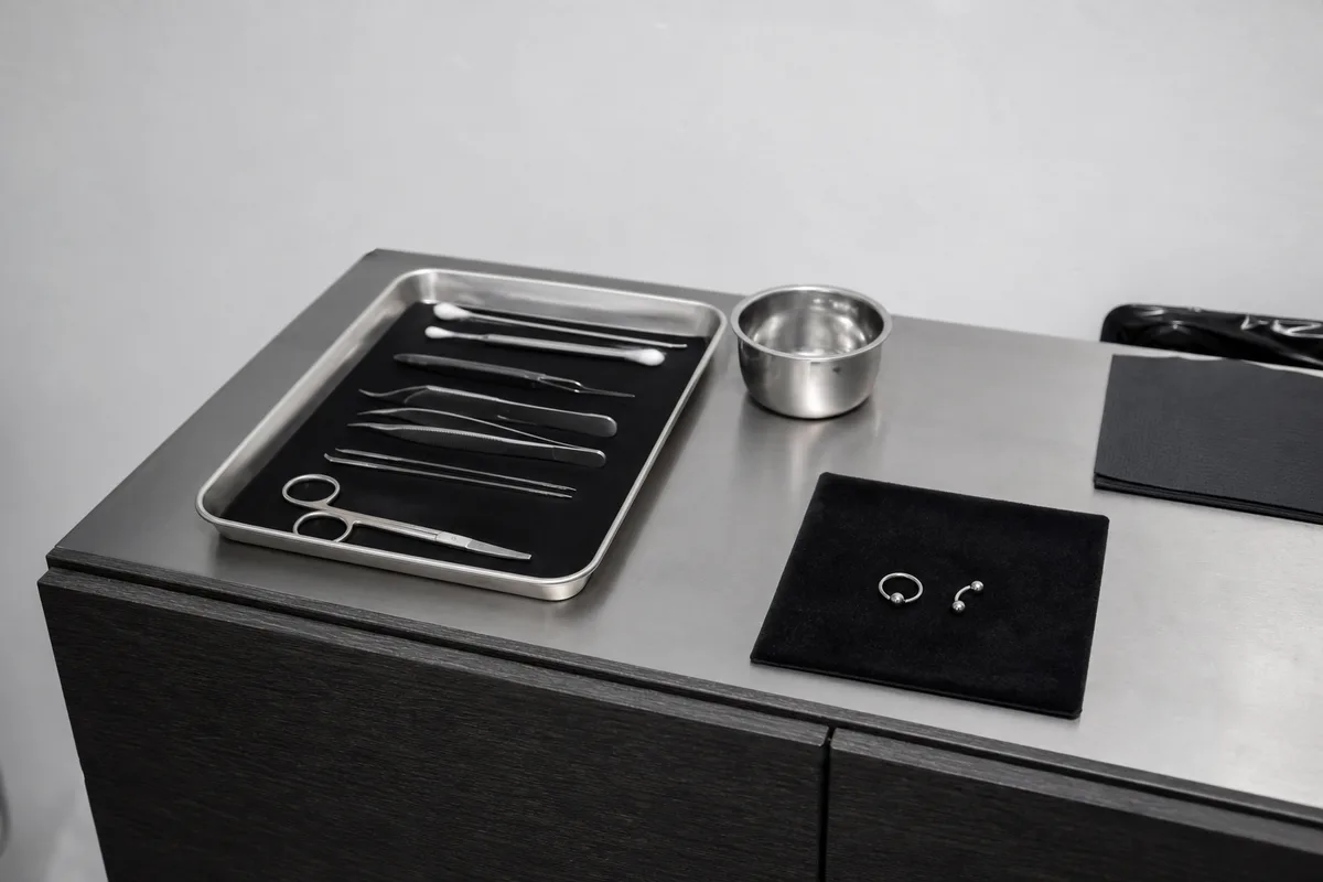 Comptoir de studio en inox mat avec un plateau propre, une coupelle en acier et du velours noir